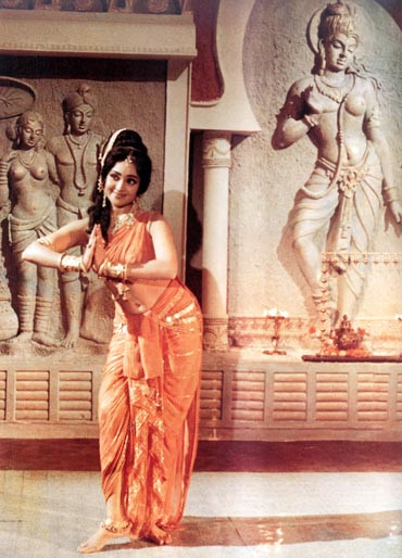Điệu múa “Neel Gagan Ki Chhaon Mein” của nữ diễn viên Vyjayantimala. Điệu múa “Neel Gagan Ki Chhaon Mein” của nữ diễn viên Vyjayantimala.