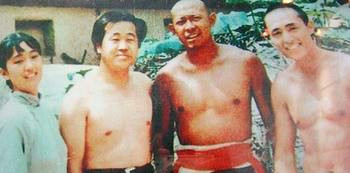 Đoàn phim "Cao Lương đỏ" (từ trái qua): nữ diễn viên Củng Lợi, nhà văn Mạc Ngôn, nam diễn viên Khương Văn và đạo diễn Trương Nghệ Mưu. Đoàn phim "Cao Lương đỏ" (từ trái qua): nữ diễn viên Củng Lợi, nhà văn Mạc Ngôn, nam diễn viên Khương Văn và đạo diễn Trương Nghệ Mưu.