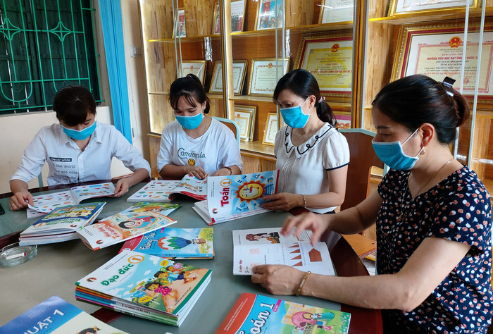 Giáo viên các nhà trường tại Hải Dương nghiên cứu kỹ các bộ sách để lựa chọn sách giáo khoa cho năm học mới (Ảnh: Lã Tiến) Giáo viên các nhà trường tại Hải Dương nghiên cứu kỹ các bộ sách để lựa chọn sách giáo khoa cho năm học mới (Ảnh: Lã Tiến)