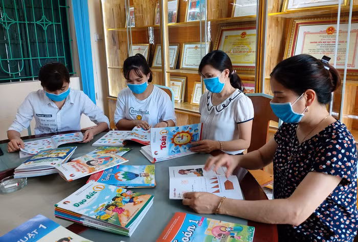 Giáo viên các nhà trường tại Hải Dương nghiên cứu kỹ các bộ sách để lựa chọn sách giáo khoa cho năm học mới (Ảnh: Lã Tiến)