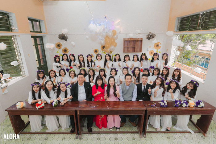 Tập thể lớp 12 chuyên Văn Trường Trung học phổ thông Chuyên Hùng Vương cùng các thầy cô giáo. (Ảnh: Nhân vật cung cấp). Tập thể lớp 12 chuyên Văn Trường Trung học phổ thông Chuyên Hùng Vương cùng các thầy cô giáo. (Ảnh: Nhân vật cung cấp).