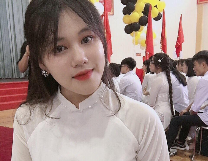 Chân dung Nguyễn Khánh Linh - học sinh chuyên Văn trường Trung học phổ thông Chuyên Hùng Vương, tính Phú Thọ giành 2 điểm 10 môn Lịch sử và Địa lý trong kì thi Trung học phổ thông Quốc gia 2019. (Ảnh: Nhân vật cung cấp). Chân dung Nguyễn Khánh Linh - học sinh chuyên Văn trường Trung học phổ thông Chuyên Hùng Vương, tính Phú Thọ giành 2 điểm 10 môn Lịch sử và Địa lý trong kì thi Trung học phổ thông Quốc gia 2019. (Ảnh: Nhân vật cung cấp).