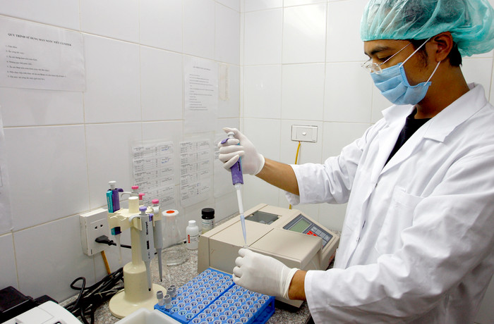 Tăng cường đào tạo, hướng dẫn, nâng cao năng lực cán bộ, nhân viên y tế; tập trung gửi dữ liệu điện tử để thông tuyến khám, chữa bệnh BHYT. Ảnh minh họa: Tùng Dương. Tăng cường đào tạo, hướng dẫn, nâng cao năng lực cán bộ, nhân viên y tế; tập trung gửi dữ liệu điện tử để thông tuyến khám, chữa bệnh BHYT. Ảnh minh họa: Tùng Dương.