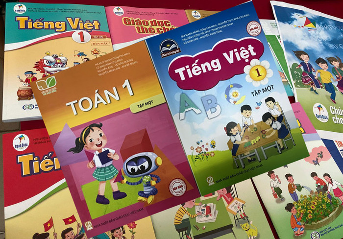 Phó giáo sư Trần Xuân Nhĩ: "Việc tăng giá sách giáo khoa sẽ ảnh hưởng tới hàng triệu người tiêu dùng là học sinh và phụ huynh học sinh". Ảnh minh họa: Tùng Dương. Phó giáo sư Trần Xuân Nhĩ: "Việc tăng giá sách giáo khoa sẽ ảnh hưởng tới hàng triệu người tiêu dùng là học sinh và phụ huynh học sinh". Ảnh minh họa: Tùng Dương.