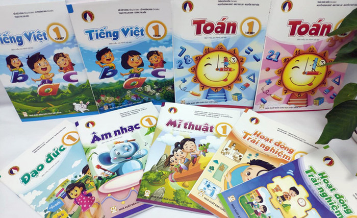 Giá sách giáo khoa lớp 1 năm học 2019 - 2020 theo chương trình giáo dục hiện hành chỉ 54.000 đồng/bộ, thì hiện nay giá sách giáo khoa mới tăng đến 267%. Giá sách giáo khoa lớp 1 năm học 2019 - 2020 theo chương trình giáo dục hiện hành chỉ 54.000 đồng/bộ, thì hiện nay giá sách giáo khoa mới tăng đến 267%.