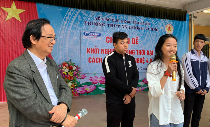 Các em học sinh Trường Trung học phổ thông An Dương Vương (Đông Anh, Hà Nội) tham gia giao lưu với Giáo sư Nguyễn Lân Dũng. Ảnh: Tùng Dương.
