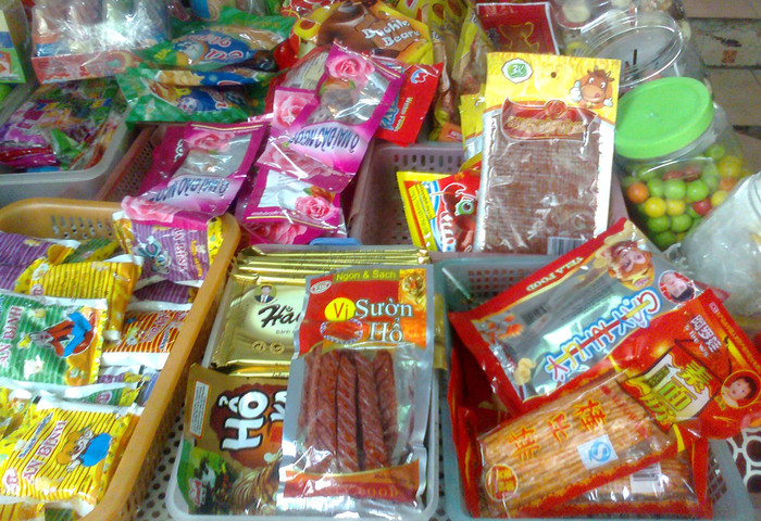 Rất nhiều loại thực phẩm sấy khô không rõ nguồn gốc được bán cho học sinh tại các gánh hàng rong. Ảnh: Lam Thanh. Rất nhiều loại thực phẩm sấy khô không rõ nguồn gốc được bán cho học sinh tại các gánh hàng rong. Ảnh: Lam Thanh.