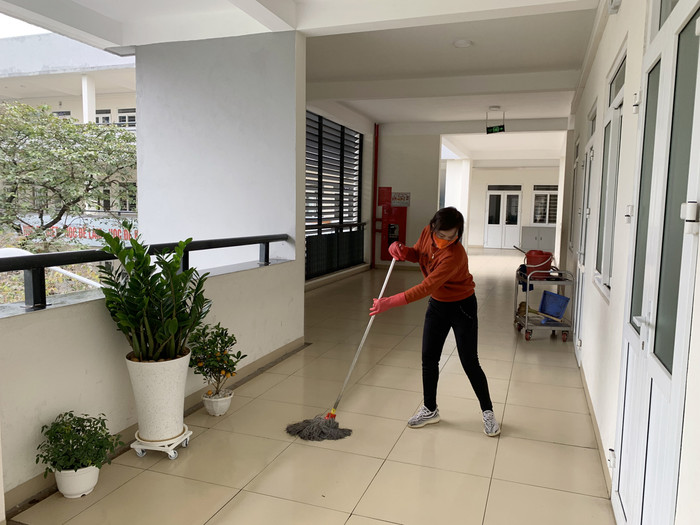 Ban giám hiệu cũng đã chuẩn bị số lượng lớn nước rửa tay diệt khuẩn ở các lớp học, bổ sung thêm xà phòng rửa tay ở các khu vệ sinh trong trường, tất cả luôn sẵn sàng chào đón các con trở lại lớp. Ảnh: Tùng Dương.