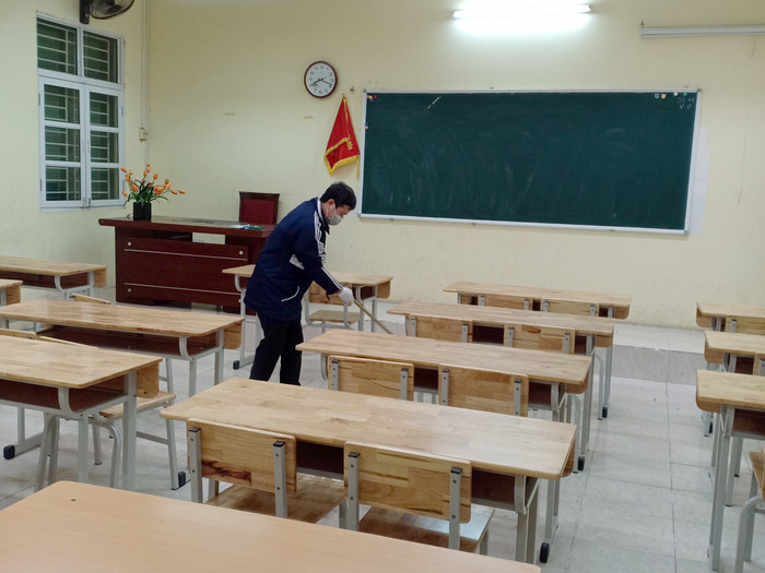 Kịp thời đề xuất với ban giám hiệu những giải pháp để ngăn chặn dịch bệnh. Ảnh: Yên Hòa. Kịp thời đề xuất với ban giám hiệu những giải pháp để ngăn chặn dịch bệnh. Ảnh: Yên Hòa.