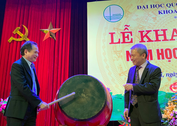 Các đồng chí lãnh đạo Khoa Y Dược (Trường Đại học Quốc gia Hà Nội) đánh hồi trống khai giảng năm học mới 2020 - 2021. Ảnh: Tùng Dương.