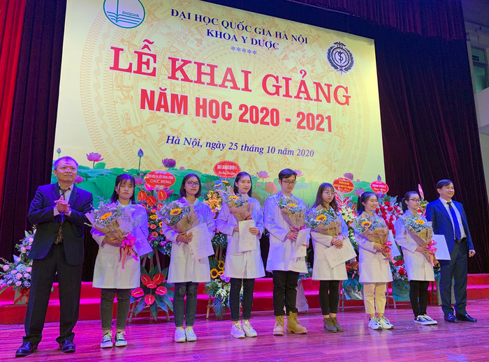 Giáo sư, tiến sĩ Lê Ngọc Thành - Giám đốc Bệnh viện E, Chủ nhiệm Khoa Y Dược (người bên trái ảnh) trao học bổng cho các tân sinh viên thủ khoa đầu vào Khoa Y Dược. Ảnh: Tùng Dương.