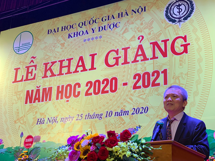 Giáo sư, tiến sĩ Lê Ngọc Thành - Giám đốc Bệnh viện E, Chủ nhiệm Khoa Y Dược (Trường Đại học Quốc gia Hà Nội), phát biểu tại lễ khai giảng. Ảnh: Tùng Dương.