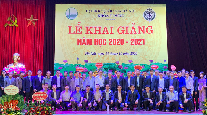 Các đại biểu chụp ảnh lưu niệm trong Lễ khai giảng năm học mới 2020 - 2021 Khoa Y Dược (Trường Đại học Quốc gia Hà Nội) . Ảnh: Tùng Dương.