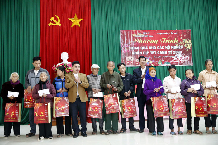 Ông Đỗ Hữu Huy - Bí thư Đảng ủy xã Chương Xá và ông Phan Minh Hồng - Chủ tịch Ủy ban nhân dân xã Chương Xá đang trao quà cho các gia đình có hoàn cảnh khó khăn tại xã Chương Xá. Ảnh: Tùng Dương.