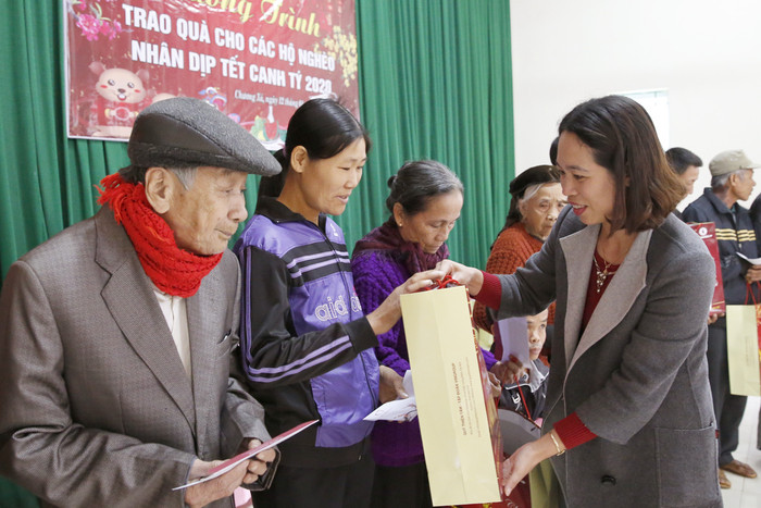 Bà Đỗ Thị Kim Quý - huyện Ủy viên, Bí thư huyện đoàn Cẩm Khê đang trao quà cho các gia đình có hoàn cảnh khó khăn tại xã Chương Xá. Ảnh: Tùng Dương.