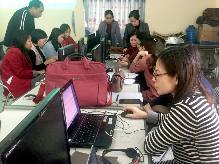 Các thầy cô giáo Trường Trung học cơ sở Văn Lung (Thị xã Phú Thọ) thảo luận xây dựng bài giảng. Các thầy cô giáo Trường Trung học cơ sở Văn Lung (Thị xã Phú Thọ) thảo luận xây dựng bài giảng.