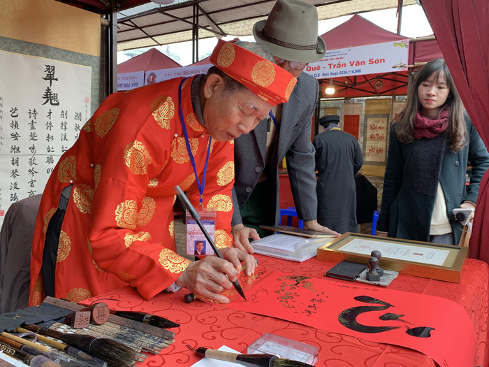 Các ông đồ viết thư pháp tại Hội chữ xuân Canh Tý 2020. Ảnh: Tùng Dương.