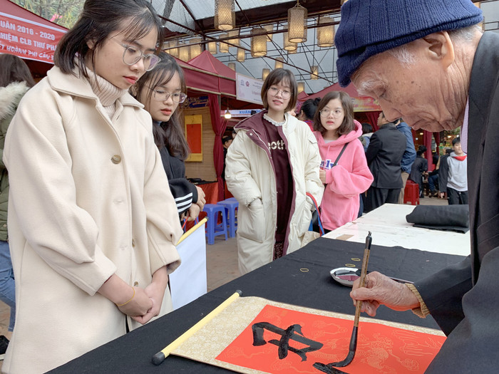 Rất nhiều các bạn trẻ, học sinh cũng đến Hội chữ xuân Canh Tý 2020 để xin chữ. Ảnh: Tùng Dương.