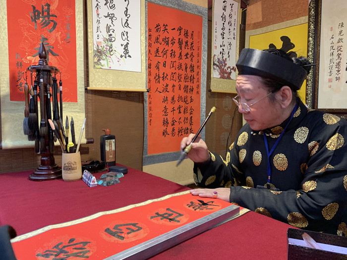 Hoạt động viết chữ tại Hội chữ xuân Canh Tý 2020. Ảnh: Tùng Dương.