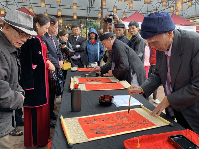 Khách tham quan Hội chữ xuân Canh Tý 2020 đang xin chữ các ông đồ. Ảnh: Tùng Dương.