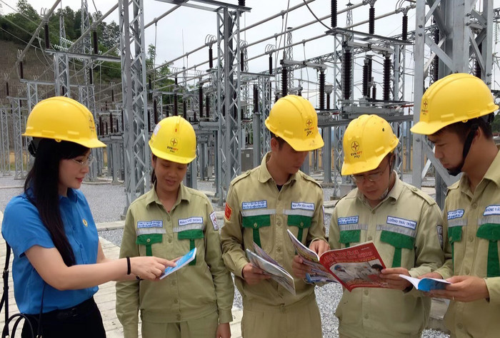 Phát tặng ấn phẩm An toàn vệ sinh lao động, sổ tay An toàn vệ sinh viên.Ảnh: EVNNPT. Phát tặng ấn phẩm An toàn vệ sinh lao động, sổ tay An toàn vệ sinh viên.Ảnh: EVNNPT.