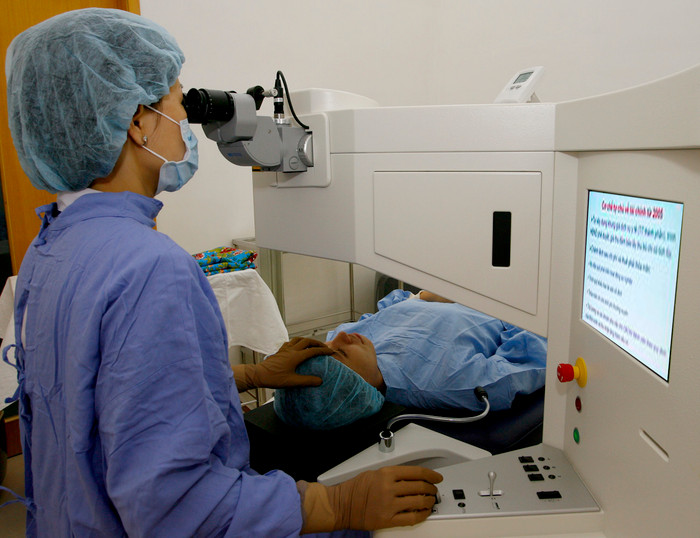 Lúc ốm đau, tai nạn, chi phí khám chữa bệnh cao nên người bệnh chỉ còn trông chờ vào Quỹ khám chữa bệnh BHYT chi trả. Ảnh minh họa: Tùng Dương.