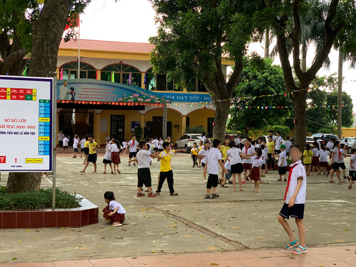 Hàng chục học sinh Trường tiểu học Lê Hữu Tựu (huyện Đông Anh, Hà Nội) ngộ độc phải nhập viện, xem xét trách nhiệm của bà Hiệu trưởng Dương Thị Lan Phương như thế nào? Ảnh: Tùng Dương. Hàng chục học sinh Trường tiểu học Lê Hữu Tựu (huyện Đông Anh, Hà Nội) ngộ độc phải nhập viện, xem xét trách nhiệm của bà Hiệu trưởng Dương Thị Lan Phương như thế nào? Ảnh: Tùng Dương.