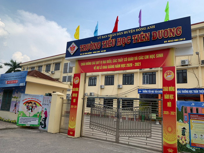 Việc chọn đơn vị cung cấp suất ăn bán trú làm cho hơn 50 học sinh tại Trường Tiểu học Tiên Dương (xã Tiên Dương, huyện Đông Anh) nghi bị ngộ độc thức ăn là trách nhiệm của Ban giám hiệu và trực tiếp là Hiệu trưởng Nguyễn Thị Cúc. Ảnh: Tùng Dương. Việc chọn đơn vị cung cấp suất ăn bán trú làm cho hơn 50 học sinh tại Trường Tiểu học Tiên Dương (xã Tiên Dương, huyện Đông Anh) nghi bị ngộ độc thức ăn là trách nhiệm của Ban giám hiệu và trực tiếp là Hiệu trưởng Nguyễn Thị Cúc. Ảnh: Tùng Dương.