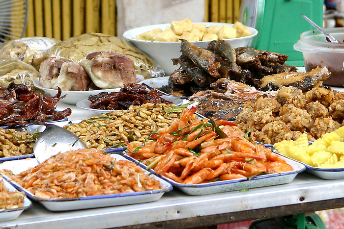 Thời tiết nắng nóng thì nguy cơ ngộ độc thực phẩm càng gia tăng do thực phẩm dễ bị ôi thiu. Ảnh minh họa: Tùng Dương. Thời tiết nắng nóng thì nguy cơ ngộ độc thực phẩm càng gia tăng do thực phẩm dễ bị ôi thiu. Ảnh minh họa: Tùng Dương.