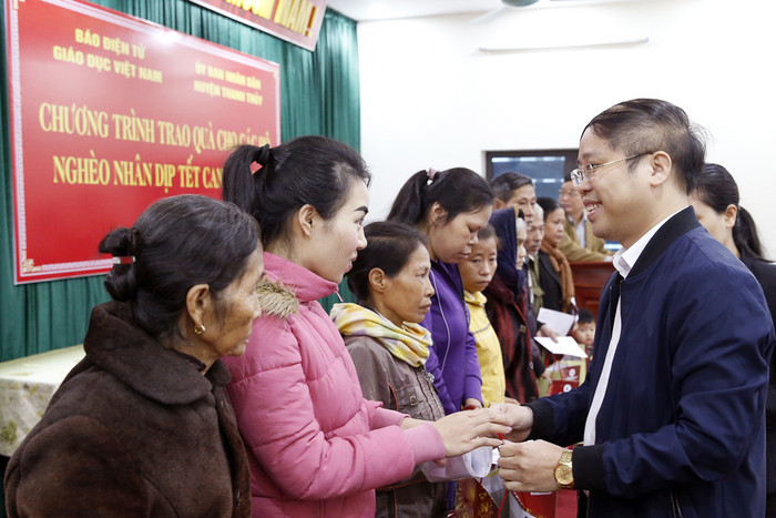 Ông Nguyễn Ánh Hoàng - Trưởng phòng Giáo dục và Đào tạo thị xã Phú Thọ, đang trao quà cho các gia đình có hoàn cảnh khó khăn tại huyện Thanh Thủy. Ảnh: Tùng Dương.