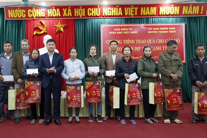 Nhà báo Nguyễn Tiến Bình - Tổng biên tập Báo điện tử Giáo dục Việt Nam trao quà Tết cho các hộ nghèo tại huyện Thanh Thủy. Ảnh: Tùng Dương.