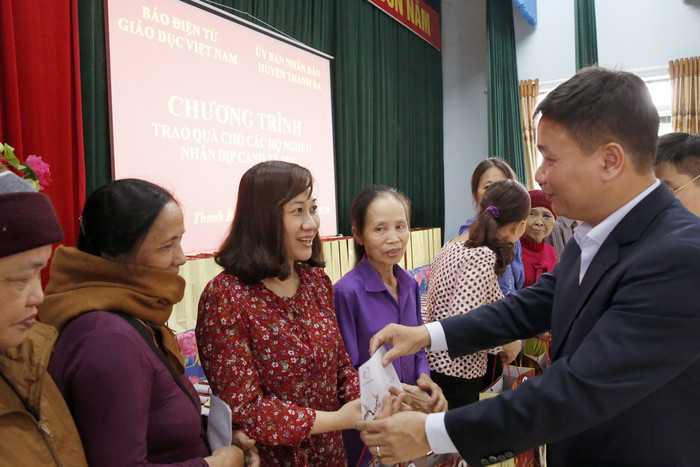 Nhà báo Nguyễn Tiến Bình - Tổng biên tập Báo điện tử Giáo dục Việt Nam trao quà Tết nhân dịp xuân Canh Tý 2020 sắp đến. Ảnh: Tùng Dương.