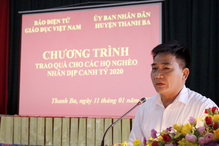 Thay mặt chính quyền địa phương, ông Nguyễn Văn Minh - Chủ tịch xã Đồng Xuân đã nói lời cảm ơn sâu sắc đến nhà báo Nguyễn Tiến Bình, cũng như cán bộ phóng viên của báo. Ảnh: Tùng Dương.