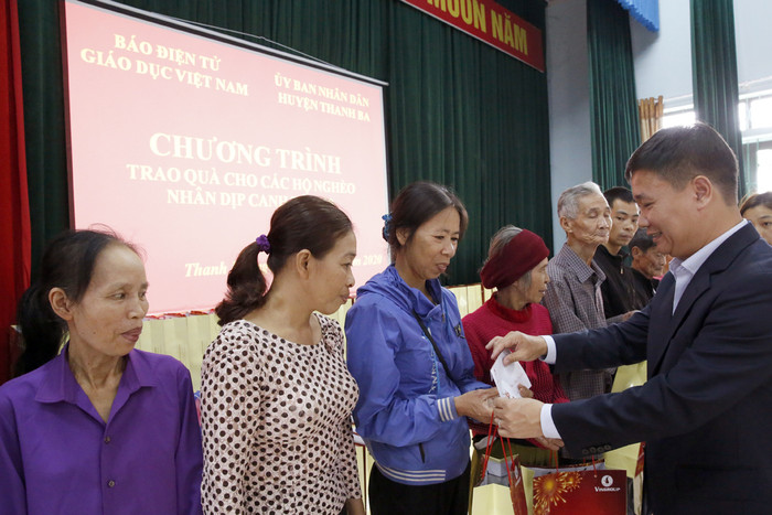 Nhà báo Nguyễn Tiến Bình - Tổng biên tập Báo điện tử Giáo dục Việt Nam trao quà Tết và gửi lời chúc Tết đến các gia đình. Ảnh: Tùng Dương.