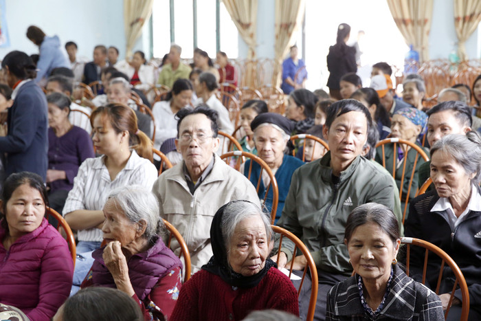 Với tinh thần tương thân tương ái, lá lành đùm lá rách nên Báo điện tử Giáo dục Việt Nam đã trao những phần quà trên. Ảnh: Tùng Dương.