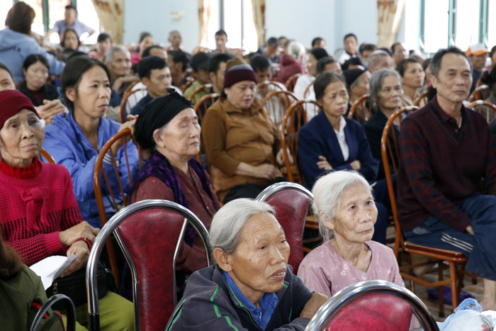 Nhà báo Nguyễn Tiến Bình cũng không quên dặn dò, nhắc nhở các gia đình cần quan tâm cố gắng hơn nữa và nhất định phải cho con em học thật giỏi, chỉ có học giỏi thì mới có tương lai, giúp cho chính bản thân và những người nghèo khó. Ảnh: Tùng Dương.