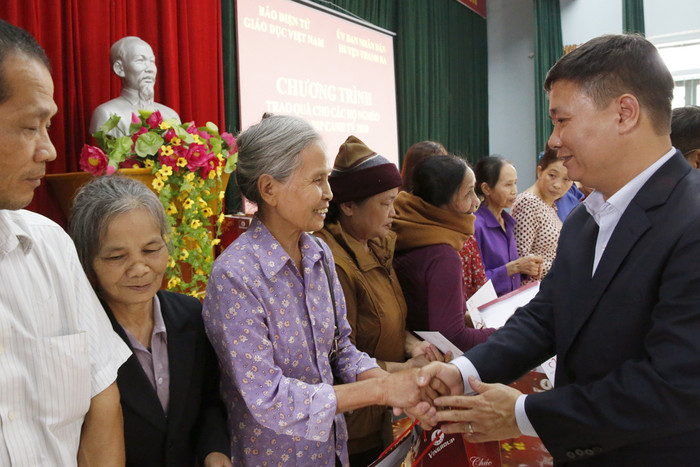 Nhà báo Nguyễn Tiến Bình - Tổng biên tập Báo điện tử Giáo dục Việt Nam trao quà Tết cho các hộ nghèo tại xã Đồng Xuân, huyện Thanh Ba, Phú Thọ. Ảnh: Tùng Dương.