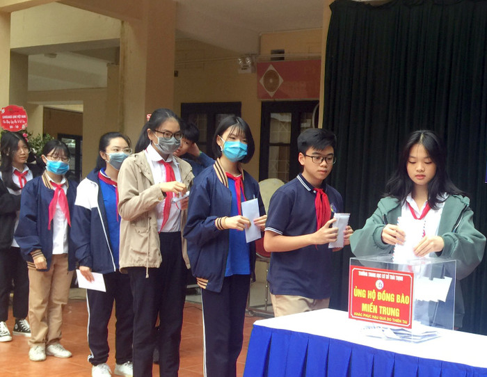 Các em học sinh Trường Trung học cơ sở Thái Thịnh trong buổi quyên góp. Ảnh: THCS Thái thịnh.