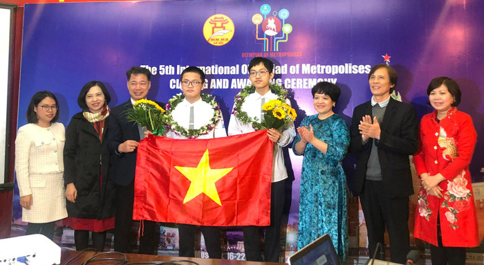 Hai thí sinh Nguyễn Gia Bảo, Nguyễn Anh Quân - 11 Tin học trong lễ trao giải. Ảnh: Nhà trường cung cấp. Hai thí sinh Nguyễn Gia Bảo, Nguyễn Anh Quân - 11 Tin học trong lễ trao giải. Ảnh: Nhà trường cung cấp.