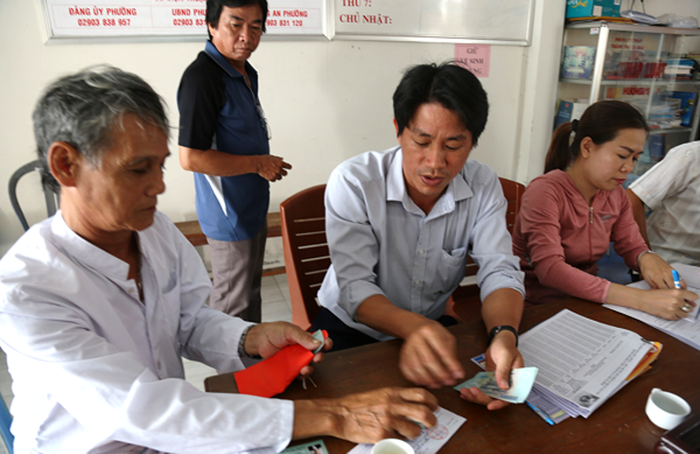 Ông Phạm Văn Lợi đóng tiền tham gia BHXH tự nguyện cho mình và con trai. Ảnh: BHXH. Ông Phạm Văn Lợi đóng tiền tham gia BHXH tự nguyện cho mình và con trai. Ảnh: BHXH.