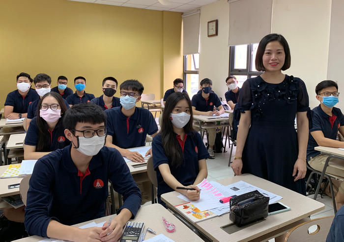 Cô Bùi Thị Bạch Tuyết: "Tất cả các môn đều được dạy online theo đúng tiến độ của Bộ Giáo dục và Đào tạo đã đề ra, đồng thời kết hợp theo dõi bài giảng trên truyền hình, cả 2 phương pháp này các em đều được thực hiện song song”. Ảnh: Tùng Dương. Cô Bùi Thị Bạch Tuyết: "Tất cả các môn đều được dạy online theo đúng tiến độ của Bộ Giáo dục và Đào tạo đã đề ra, đồng thời kết hợp theo dõi bài giảng trên truyền hình, cả 2 phương pháp này các em đều được thực hiện song song”. Ảnh: Tùng Dương.