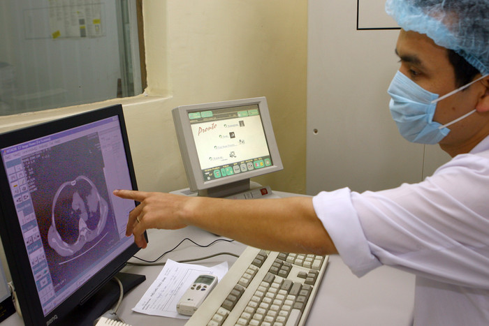 Thực tế, việc tham gia Bảo hiểm Y tế đã mang lại nhiều lợi ích thiết thực cho người dân, nhất là những người có thu nhập thấp, hộ nghèo, cận nghèo, người mắc bệnh nặng, bệnh mãn tính. Ảnh minh họa: Tùng Dương. Thực tế, việc tham gia Bảo hiểm Y tế đã mang lại nhiều lợi ích thiết thực cho người dân, nhất là những người có thu nhập thấp, hộ nghèo, cận nghèo, người mắc bệnh nặng, bệnh mãn tính. Ảnh minh họa: Tùng Dương.