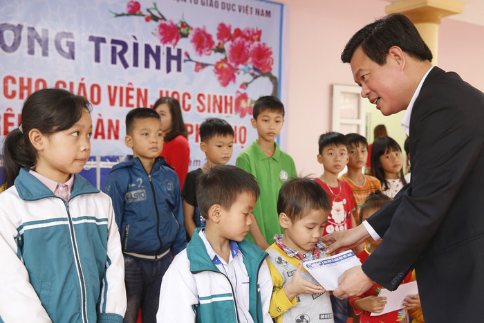 Tiến sĩ Trịnh Thế Truyền - Giám đốc Sở Giáo dục và Đào tạo tỉnh Phú Thọ, trao quà Tết cho học sinh có hoàn cảnh khó khăn. Ảnh: Tùng Dương.