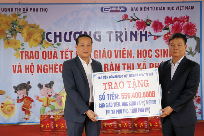 Nhà báo Nguyễn Tiến Bình - Tổng biên tập Báo điện tử Giáo dục Việt Nam (bên phải) và ông Nguyễn Công Huân - Phó chủ tịch Ủy ban nhân dân thị xã Phú Thọ. Ảnh: Tùng Dương.