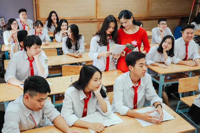 Tiến sĩ Nguyễn Văn Hòa: "Về biên chế giáo viên của nhà trường cũng vừa đủ với hơn 200 giáo viên cho 90 lớp, giờ thành 180 lớp thì tôi lấy đâu ra người để dạy?. Ảnh: T.D. Tiến sĩ Nguyễn Văn Hòa: "Về biên chế giáo viên của nhà trường cũng vừa đủ với hơn 200 giáo viên cho 90 lớp, giờ thành 180 lớp thì tôi lấy đâu ra người để dạy?. Ảnh: T.D.