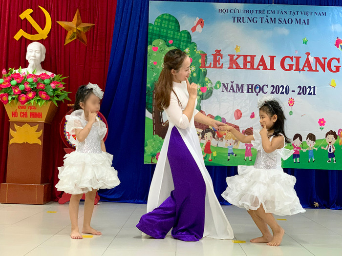 Tiết mục múa hát của cô và các cháu học sinh Trung tâm Sao Mai. Ảnh: Tùng Dương. Tiết mục múa hát của cô và các cháu học sinh Trung tâm Sao Mai. Ảnh: Tùng Dương.