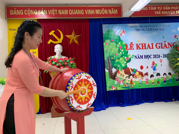Giáo viên Trung tâm Sao Mai đánh trống khai giảng năm học mới 2020 -2021. Ảnh: Tùng Dương. Giáo viên Trung tâm Sao Mai đánh trống khai giảng năm học mới 2020 -2021. Ảnh: Tùng Dương.