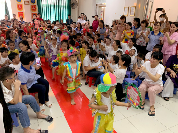 Cô và các cháu học sinh Trung tâm Sao Mai trong lễ khai giảng. Ảnh: Tùng Dương. Cô và các cháu học sinh Trung tâm Sao Mai trong lễ khai giảng. Ảnh: Tùng Dương.