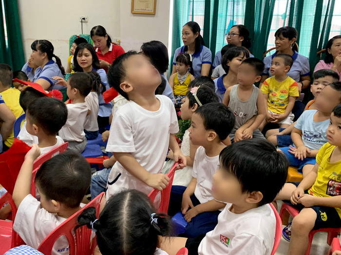 Các cháu nhỏ hào hứng khi xem các tiết mục biểu diễn của cô và bạn. Ảnh: Tùng Dương. Các cháu nhỏ hào hứng khi xem các tiết mục biểu diễn của cô và bạn. Ảnh: Tùng Dương.