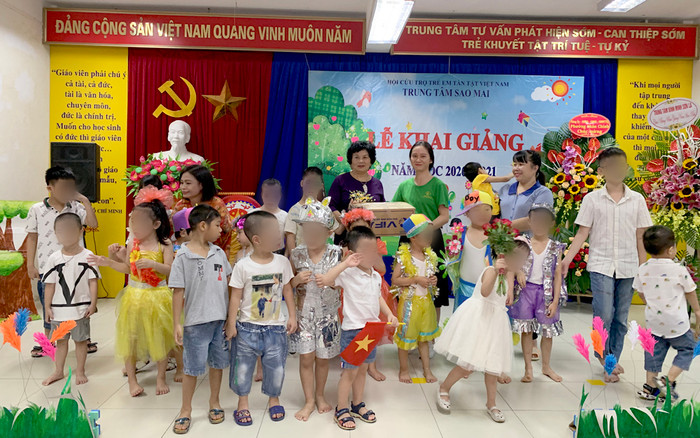 Thầy và trò Trung tâm Sao Mai nhận quà tặng tại lễ khai giảng. Ảnh: Tùng Dương. Thầy và trò Trung tâm Sao Mai nhận quà tặng tại lễ khai giảng. Ảnh: Tùng Dương.